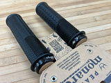 Peaty's Monarch Grip Knurl Thick Black Griffe schwarz