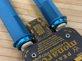 Peaty's Monarch Pro Grip Knurl Thick Griffe blau