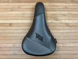 Title JS1 Sattel Graphite grau