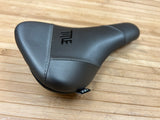 Title JS1 Sattel Graphite grau