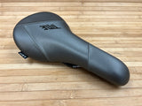 Title JS1 Sattel Graphite grau